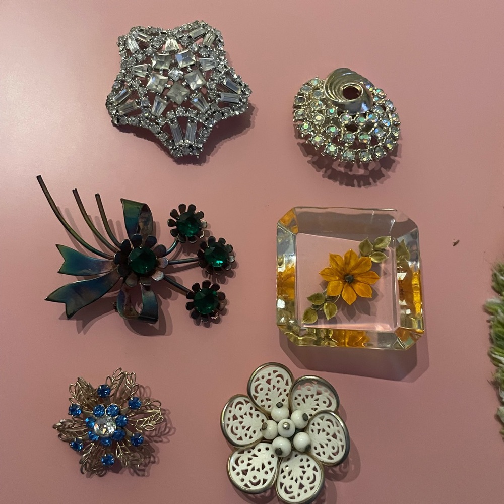 Vintage set of brooches